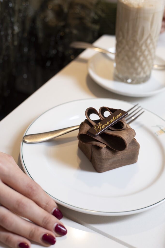 Pazientina artigianale della Pasticceria Graziati servita al tavolo, dolce tipico di Padova
