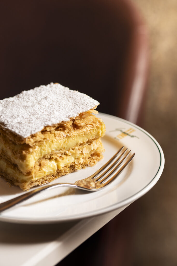 Millefoglie artigianale della Pasticceria Graziati con crema pasticcera e zucchero a velo