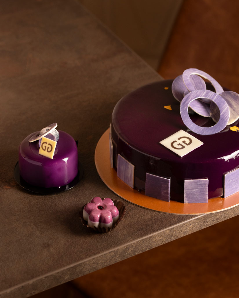 Dolce di alta pasticceria della Pasticceria Graziati con glassa lucida e firma in cioccolato