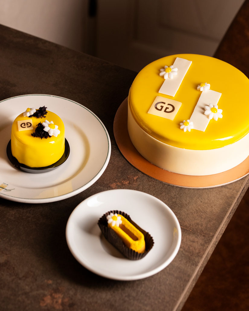 Creazione di alta pasticceria della Pasticceria Graziati con glassa lucida e decorazioni eleganti