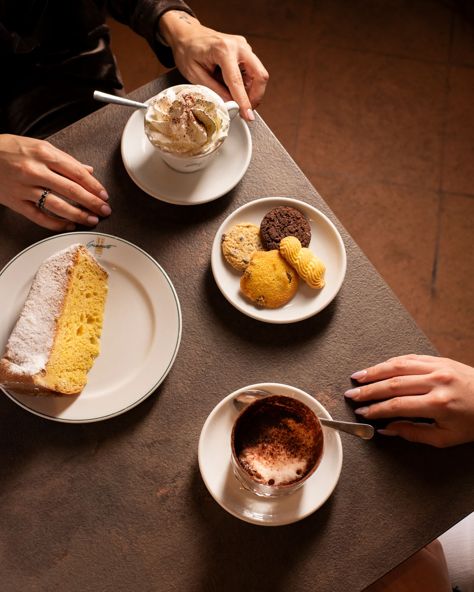 Colazione in pasticceria con dolci artigianali e bevande calde alla Pasticceria Graziati di Padova
