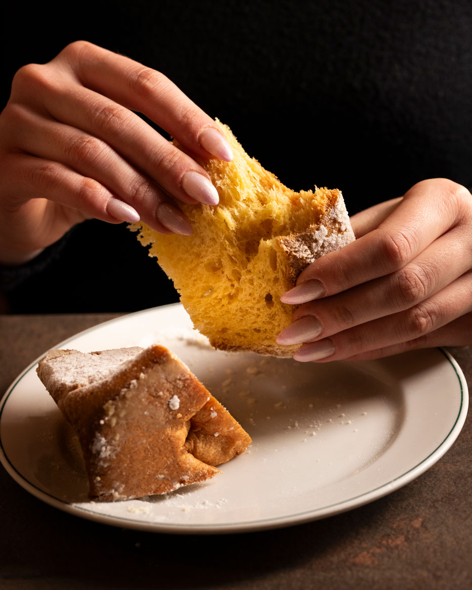 Dettaglio dell&rsquo;impasto del panettone artigianale Graziati, soffice e alveolato