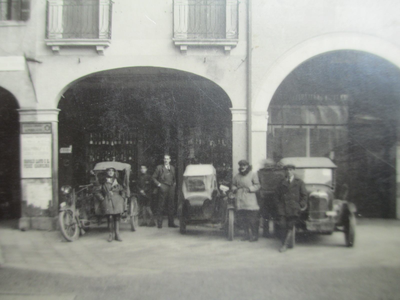Giorgio Bartolomeo Graziati, trisnonno fondatore della Pasticceria Graziati, davanti alla sede storica di Padova