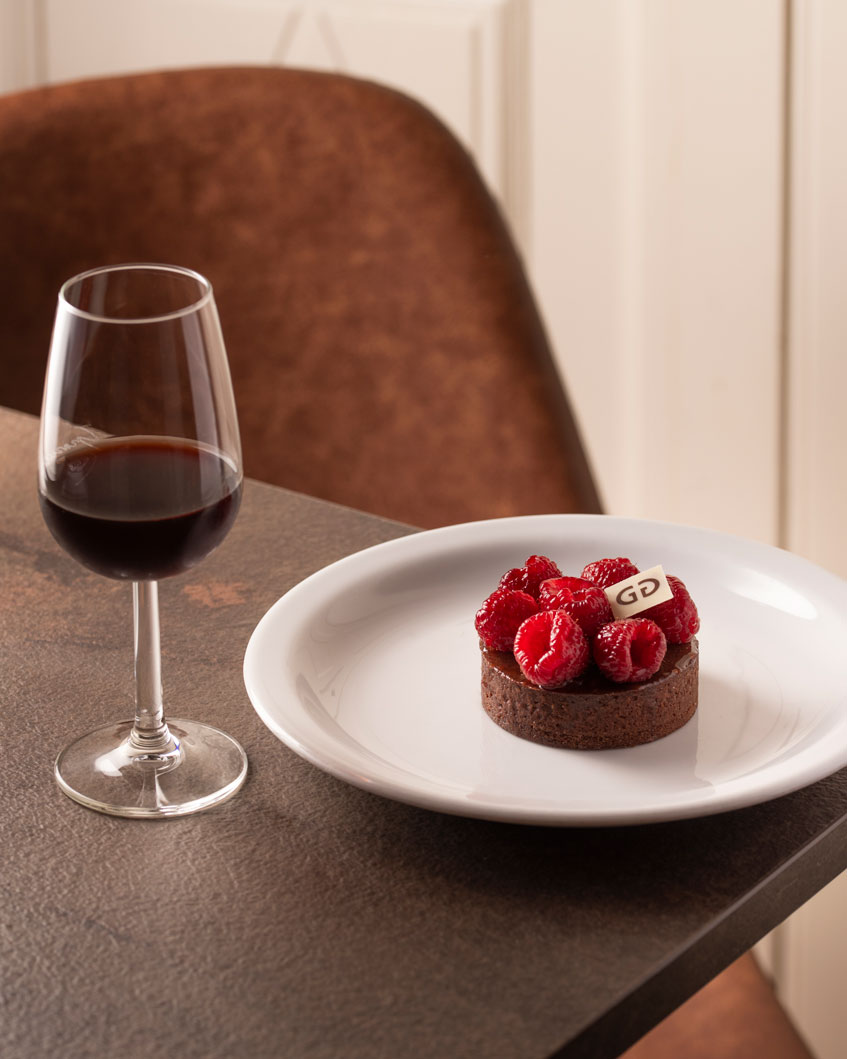 Dolce monoporzione artigianale con frutti rossi accompagnata da vino rosso alla Pasticceria Graziati nel centro di Padova