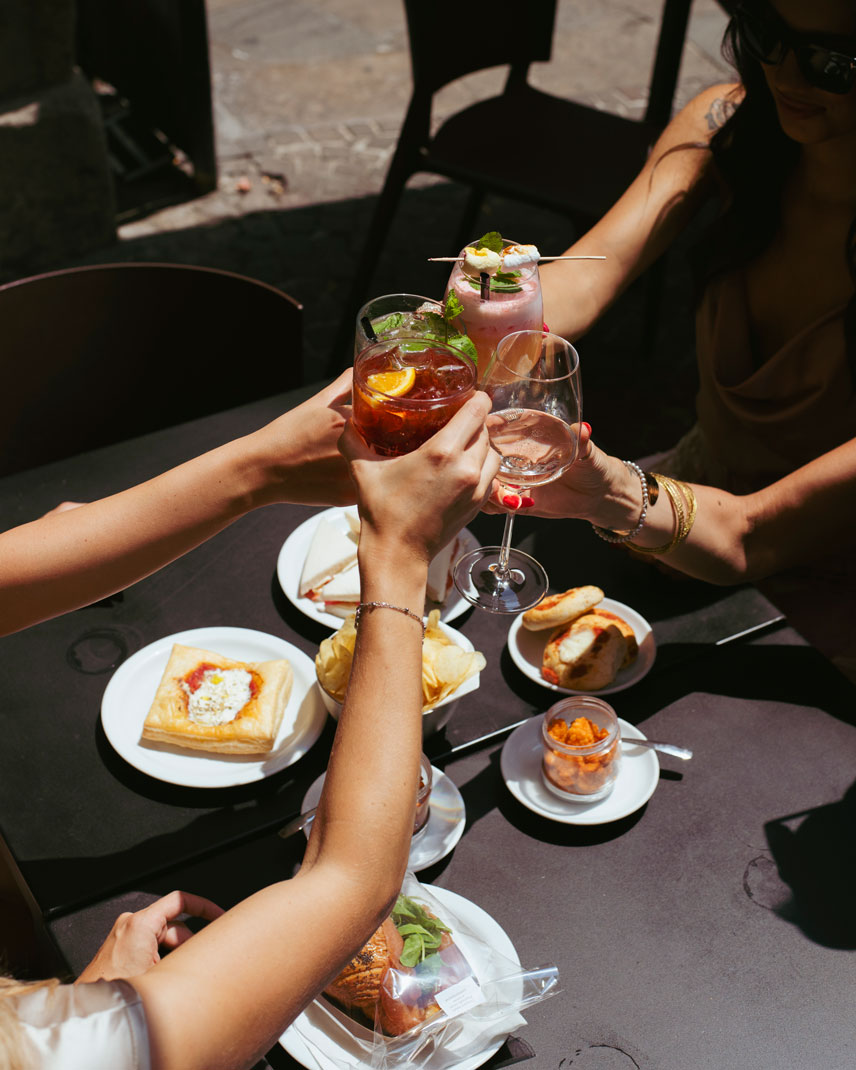 Aperitivo con cocktail e stuzzichini al tavolo della Pasticceria Graziati nel centro di Padova