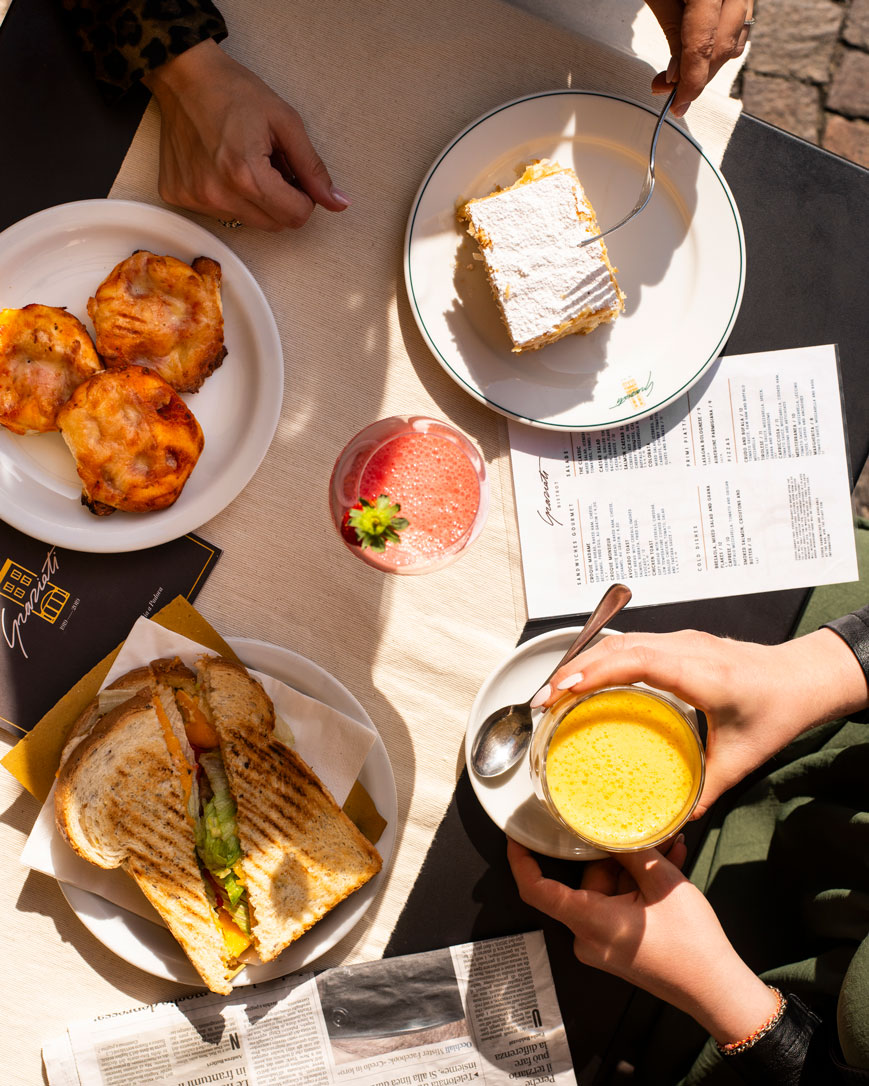 Tavolo con piatti dolci e salati alla Pasticceria Graziati nel centro di Padova