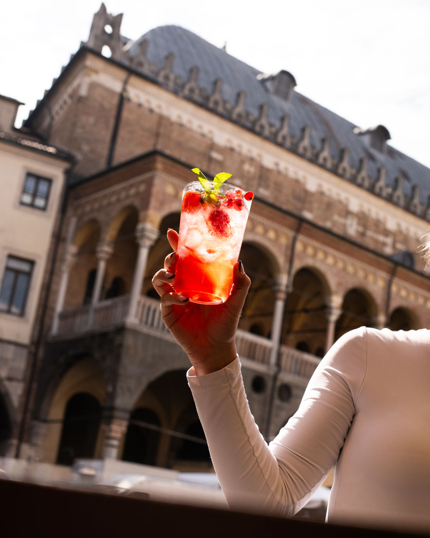 Aperitivo con cocktail in Piazza della Frutta a Padova