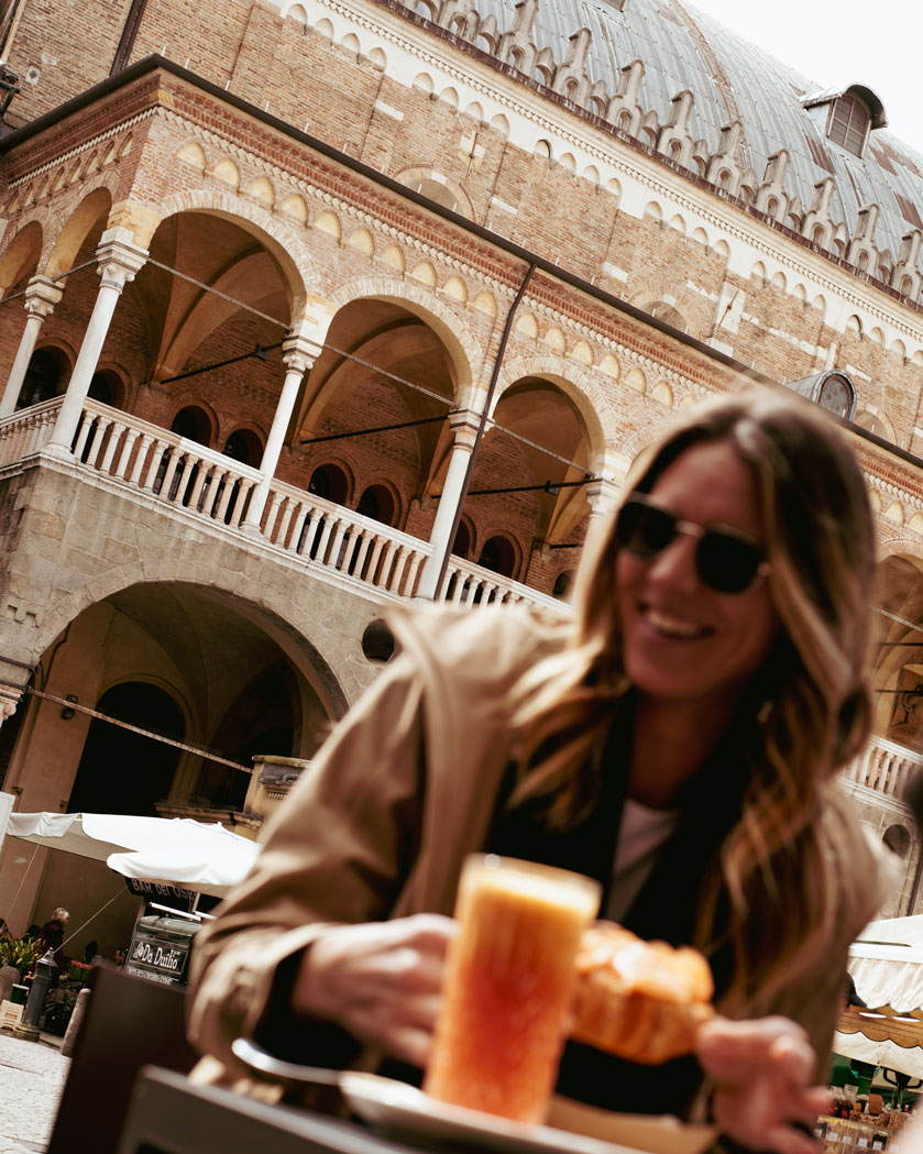 Aperitivo all&rsquo;aperto in Piazza della Frutta a Padova presso Pasticceria Graziati